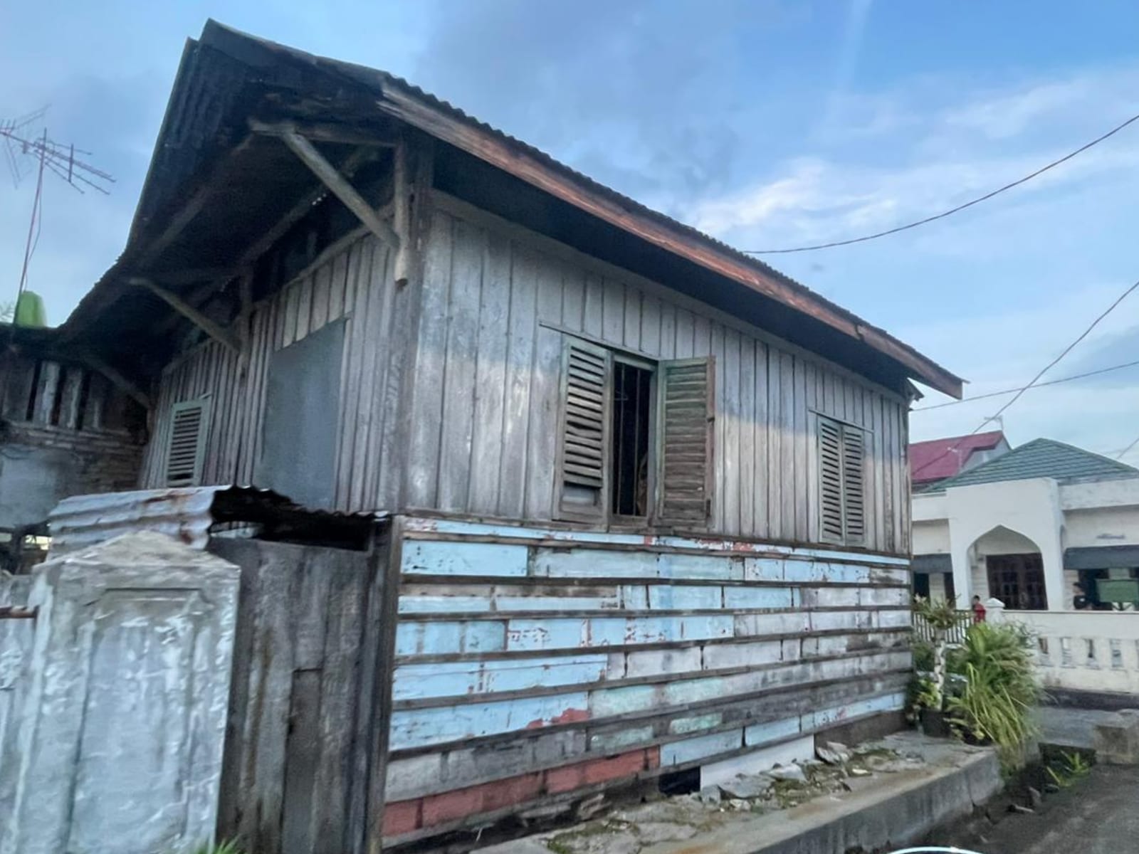 Rumah Panggung Jl. Petai — 1